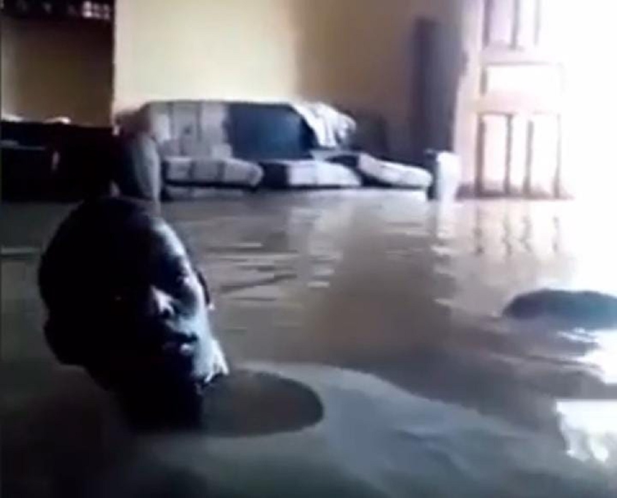 Victime d’inondation, il se filme en train de nager en plein cœur de son salon (vidéo)