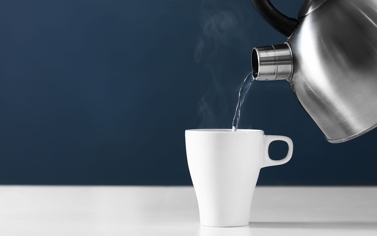 Voici 5 effets secondaires inattendus d’une consommation trop fréquente d’eau chaude