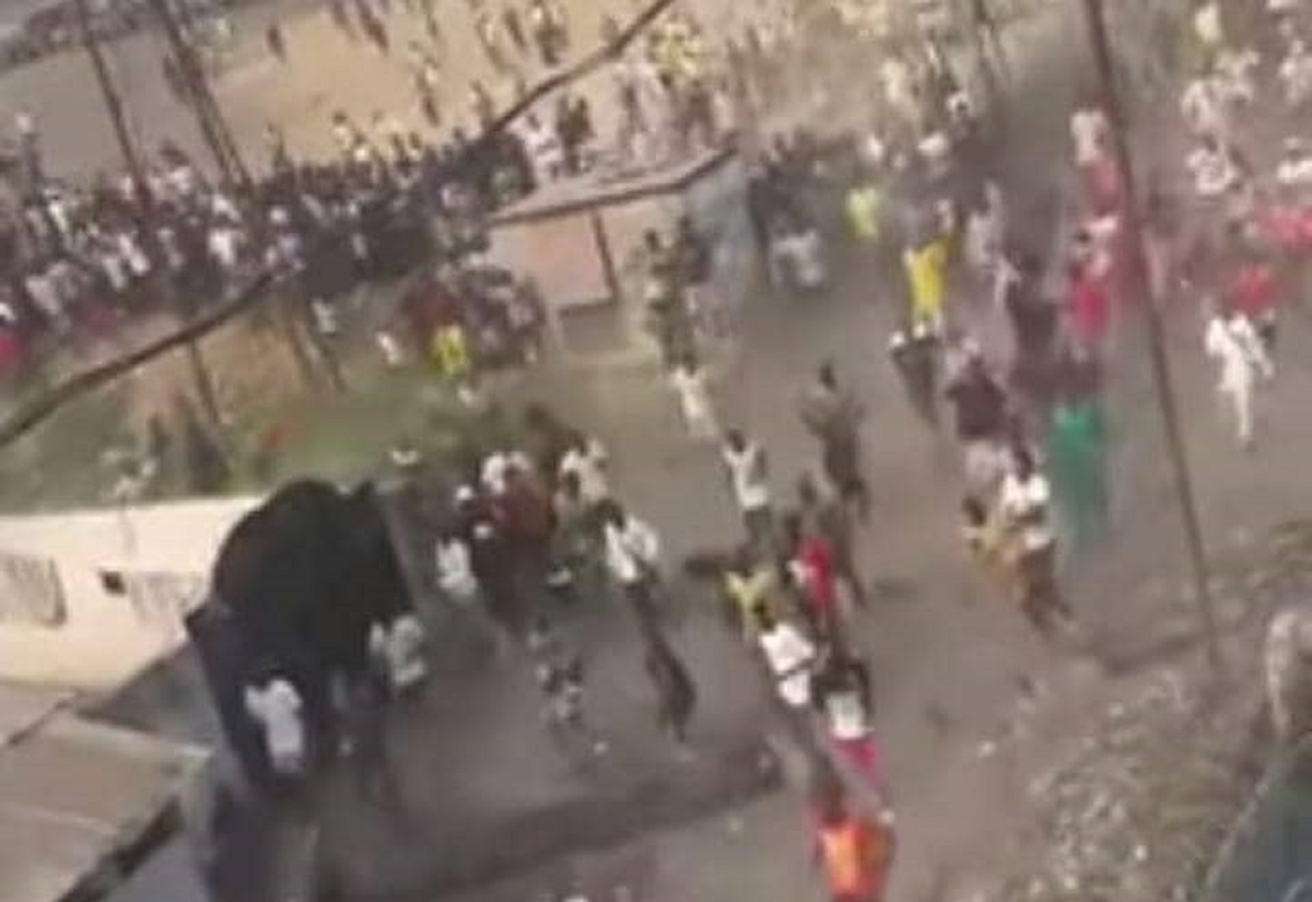 RDC : des jeunes s’affrontent à coups de machettes à Kinshasa ; des blessés dénombrés (vidéo)