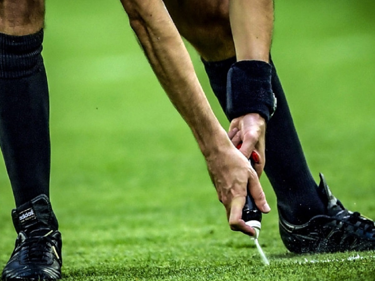 « Cet arbitre mérite un trophée de la part de la FIFA », il sauve in extremis Lionel Messi de la mort sur le terrain ; le joueur avalait déjà sa langue (vidéo)