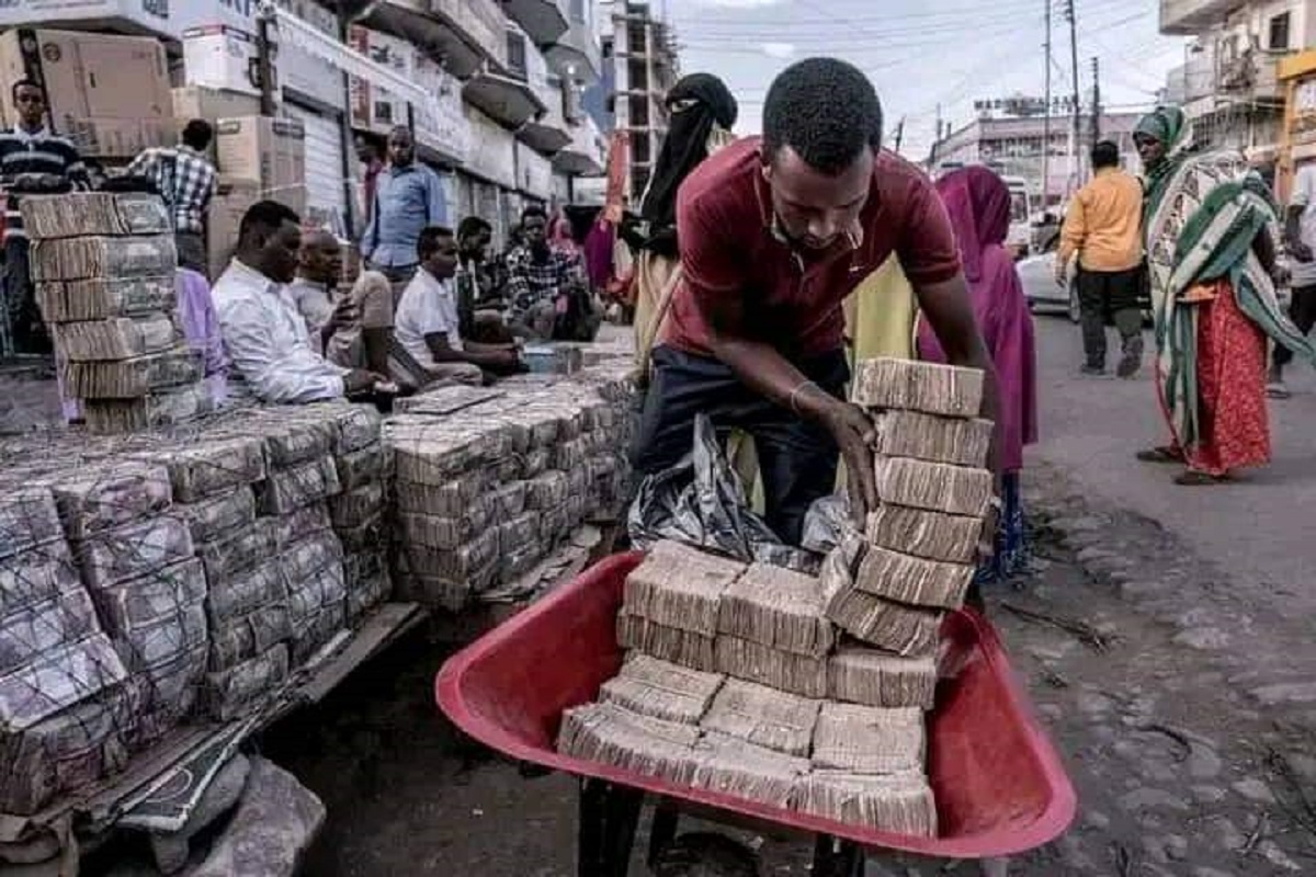 1$ fait 9 000 : dans ce pays d’Afrique de l’Est, l’argent se transporte en brouette et dans la rue (photos)