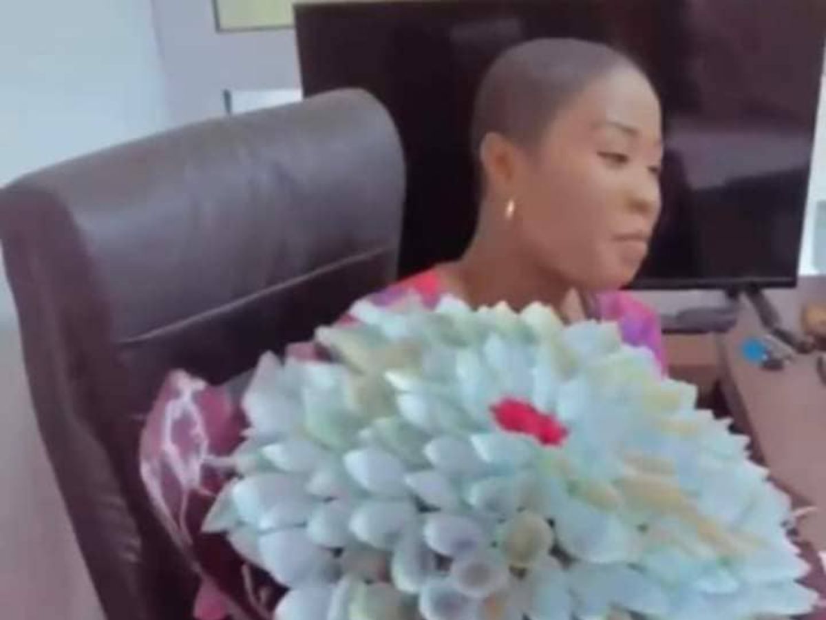 Carmen Sama : la veuve de DJ Arafat reçoit 3 gros bouquets d’argent d’un mystérieux homme (vidéo)