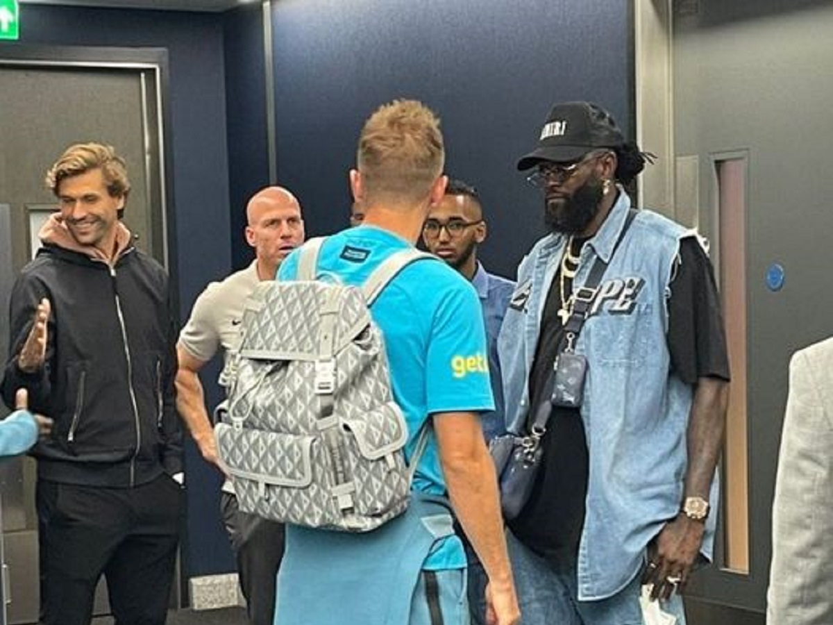 De retour à Tottenham, Emmanuel Adebayor tacle Kane : « Je viens te voir et tu n’as pas … » (vidéo)