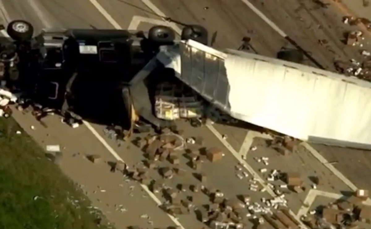 Des s3xtoys envahissent une autoroute après l’accident d’un camion de transport (vidéo)