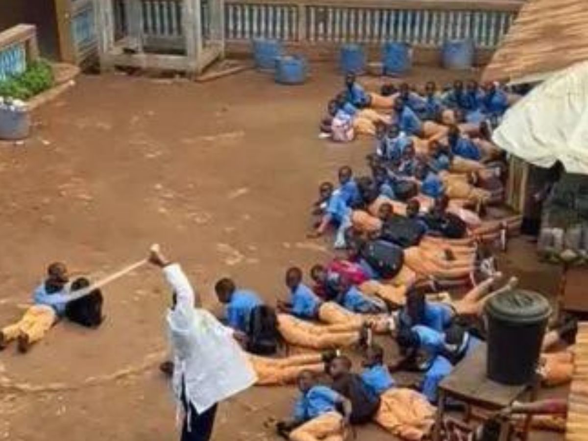 Indignation : ces images d’élèves étendus au sol et sauvagement battus dans une école, choquent (vidéo)