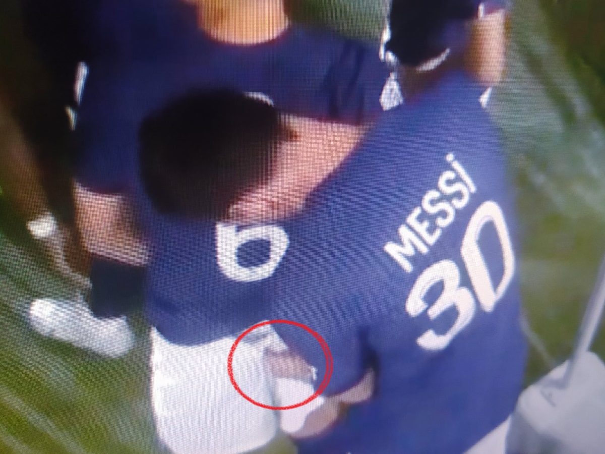 Messi est-il devenu g@y ? Ce geste de la star sur Marco Verratti qui inquiète les internautes (vidéo)