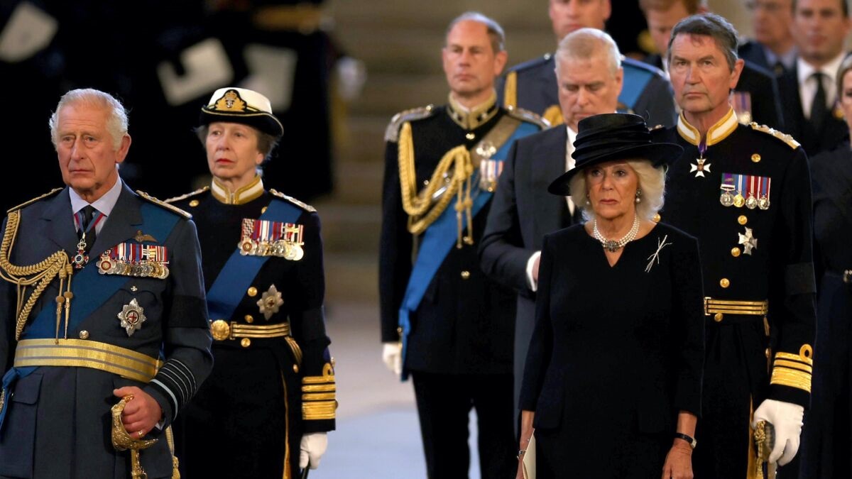 Mort d’Elizabeth II : un garde s’écroule au pied du cercueil royal (vidéo)