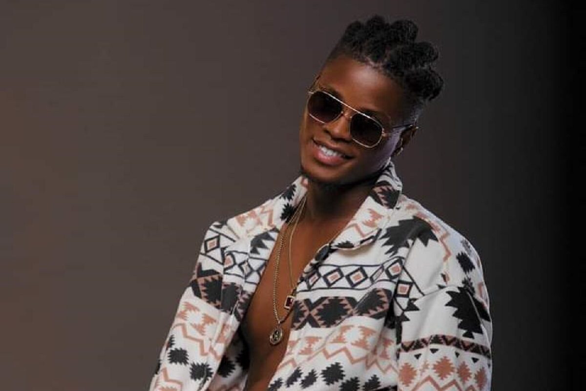 Santrinos Raphaël : l’artiste a-t-il signé un contrat avec Universal Afrique ? (photo)