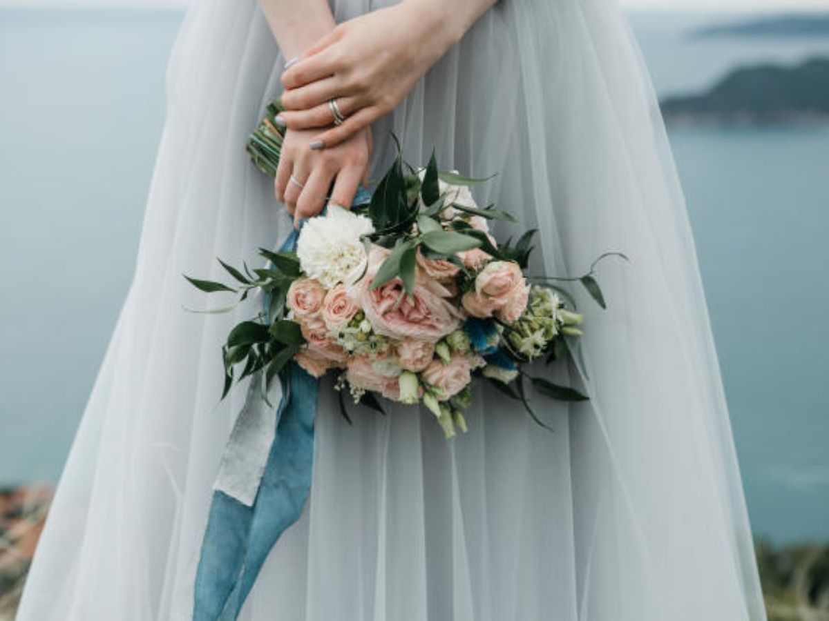 Son fiancé l’abandonne le jour du mariage, elle décide de se marier… seule