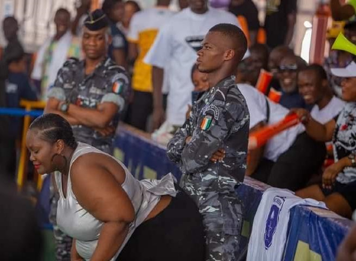Côte d’Ivoire/Finale Tchin-tchin : une danseuse offre un twerk palpitant à un policier ; la réaction de ce dernier secoue la toile (vidéo)