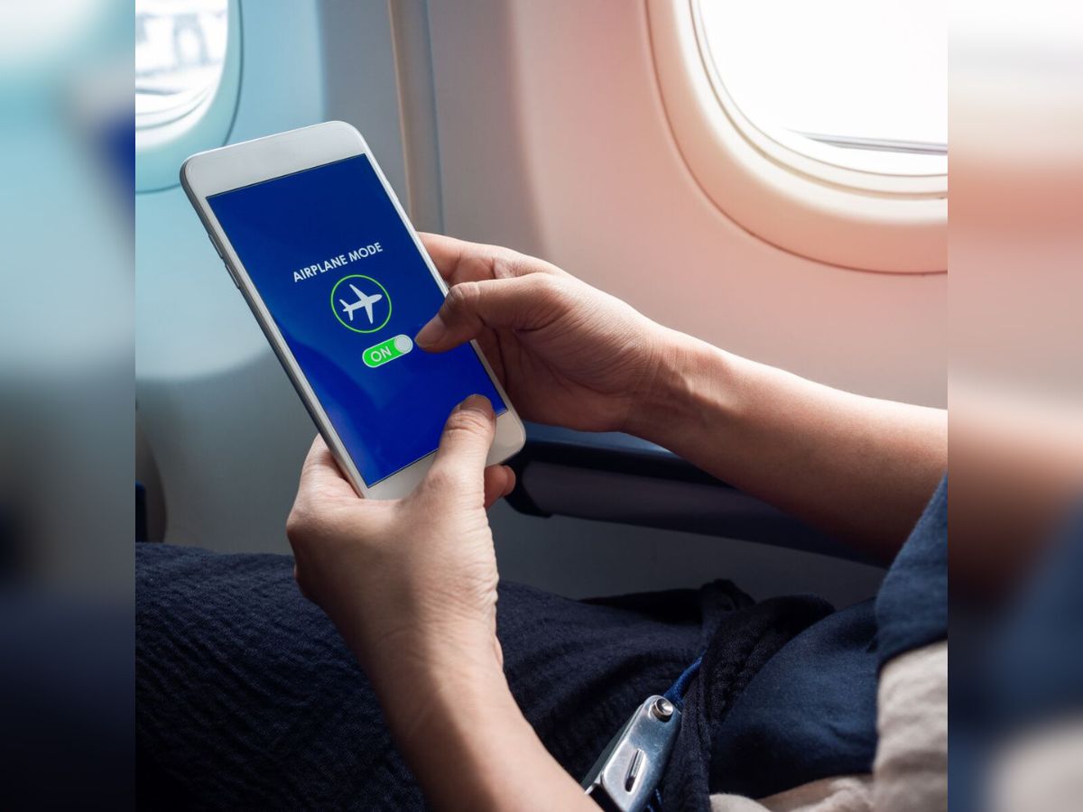 Voyage en avion : voici pourquoi il faut mettre son téléphone en mode avion lors d’un vol