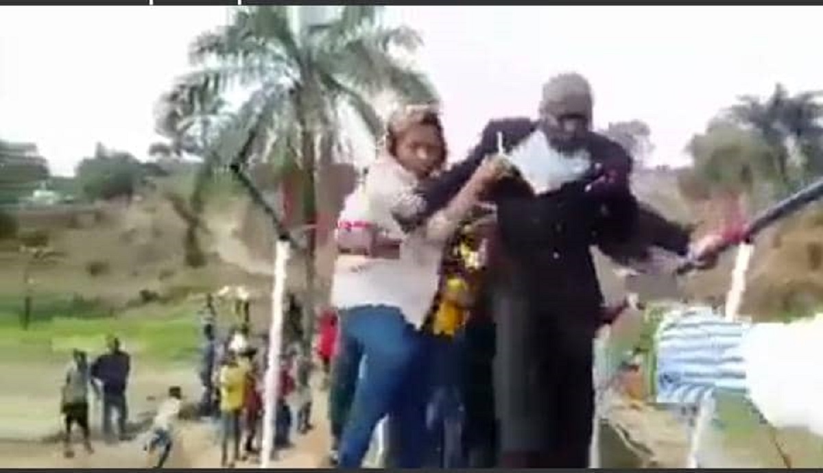 RDC : l’inauguration d’un pont vire à l’inattendu ; les autorités se retrouvent sous l’eau, le tout nouveau pont a cédé (vidéo)