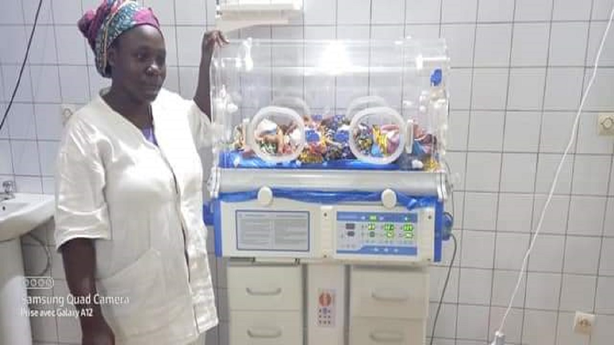 Togo : une dame de 36 ans met au monde des quadruplés à Dapaong ; les enfants sont placés dans une couveuse