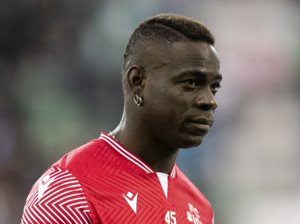 « Mario Balotelli est trop immature » ; le joueur fait encore parler de lui avec un mystérieux T-shirt (photo)