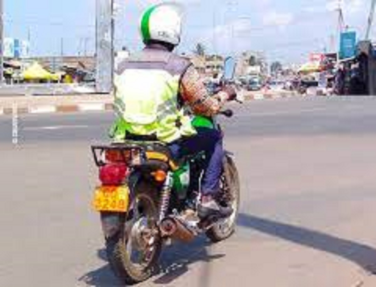 Togo : l’image d’un officier de police en train de conduire une moto « Olé » dans les rues de Lomé fait le buzz (photo)