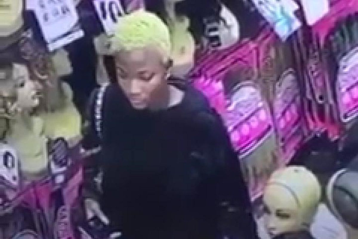 Choc sur la toile : une demoiselle filmée en train de voler une perruque dans une boutique (vidéo)