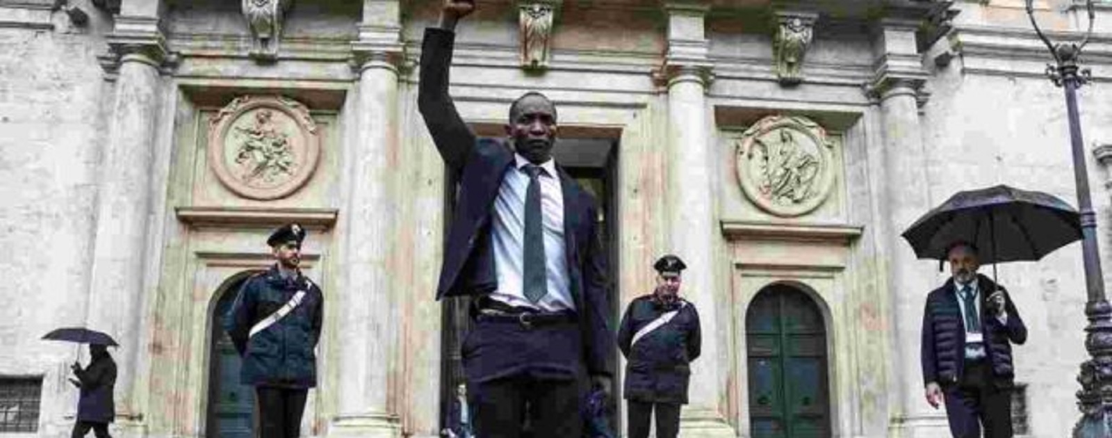 De la boue à la table des ‘rois’ : L’ivoirien Aboubakar Soumahoro devient le premier député italien noir