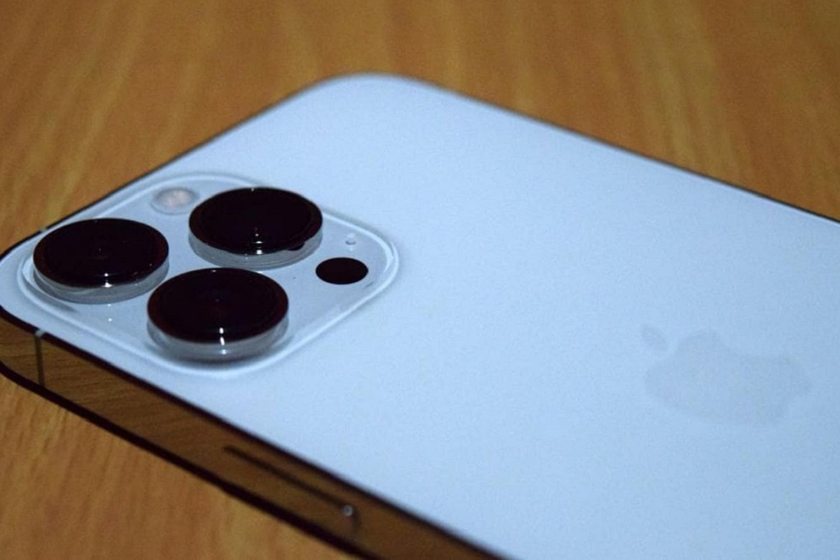 Fait surprenant : Elle achète un iPhone 13 pro Max à sa meilleure amie pour célébrer leurs 2 ans d’amitié (photo)