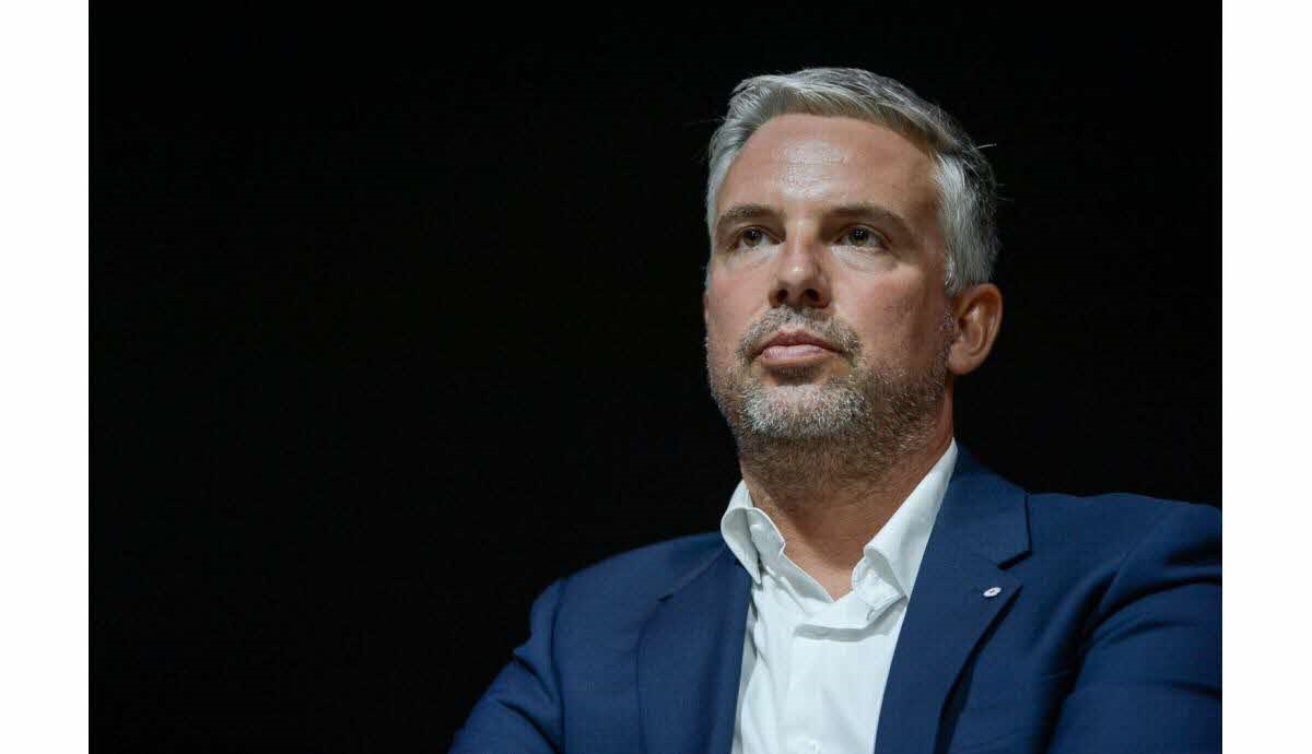 France : l’erreur du ministre des Solidarités sur le salaire des assistantes maternelles provoque l’indignation (vidéo)
