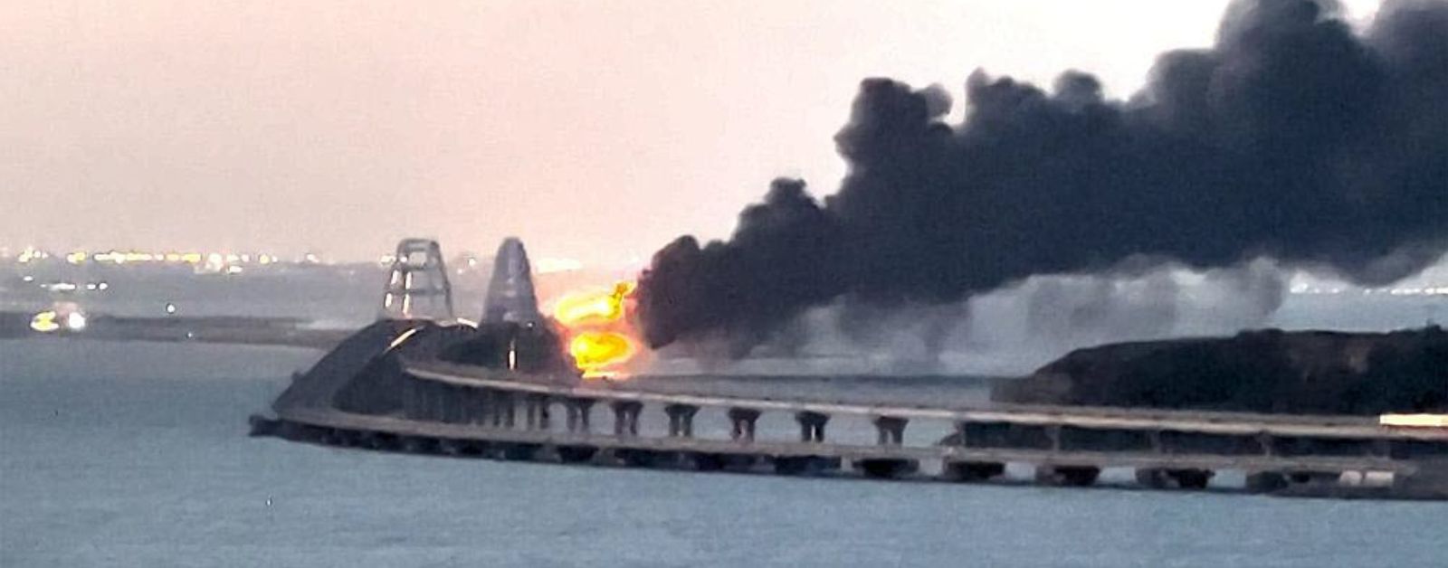 Guerre en Ukraine : le pont de Crimée en feu (images)