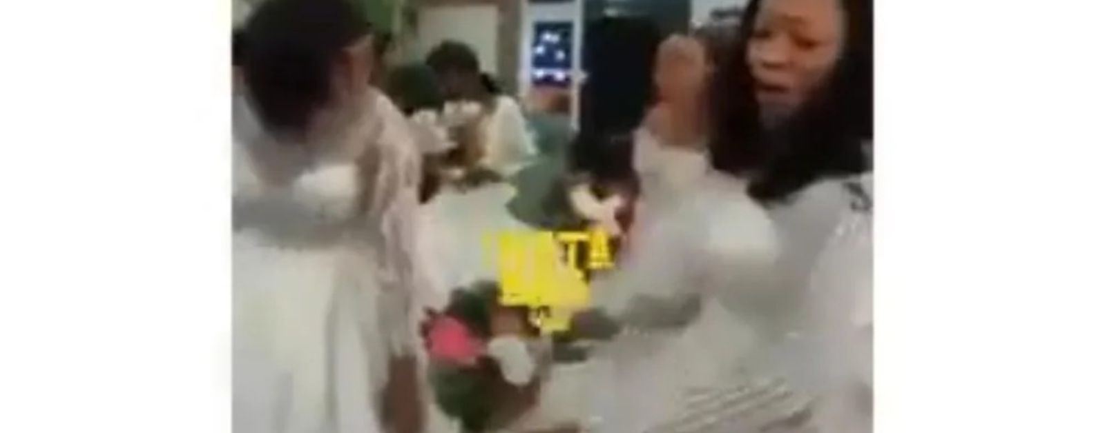 Insolite : Fatiguées du célibat, des femmes débarquent en robe de mariée dans une église (vidéo)