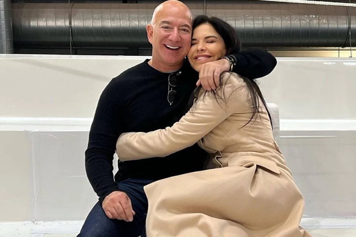 Jeff Bezos : le milliardaire aperçu en train d’embr@sser sa petite amie dans un restaurant à Rome