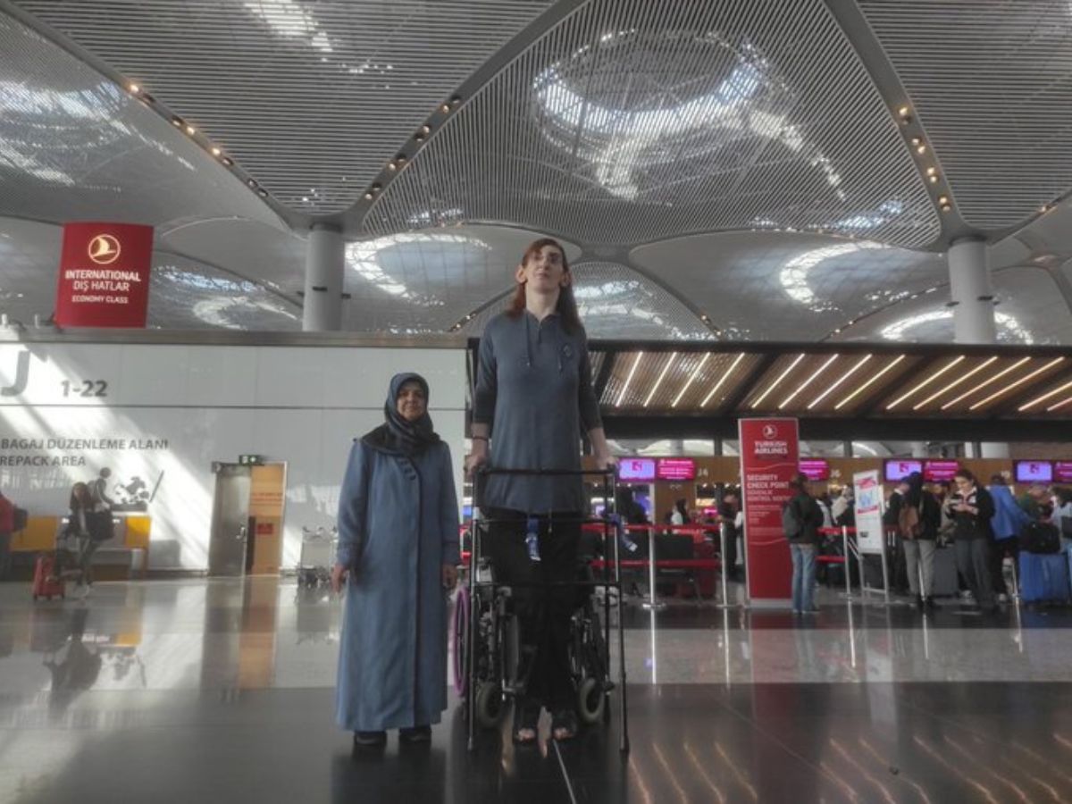 La plus grande femme du monde prend son 1er vol ; cet avion a été transformé (vidéo)