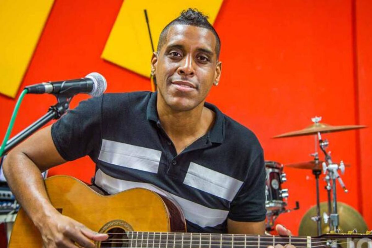 Mikaben : le chanteur haïtien meurt d’une crise cardiaque en plein concert