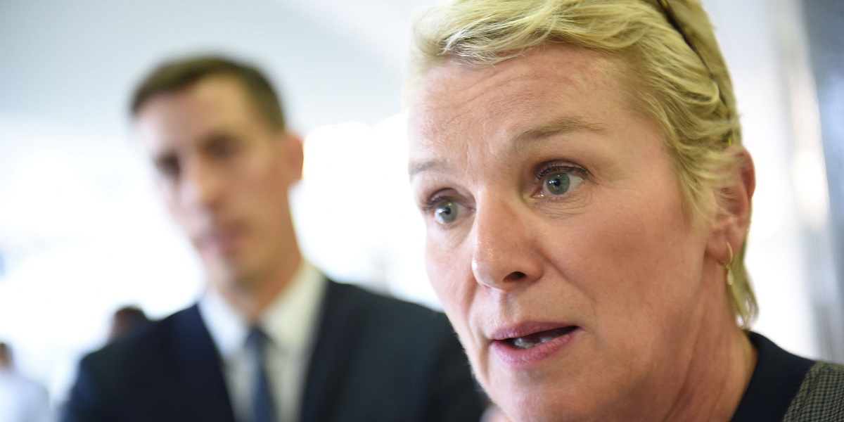 Pénurie de carburant en France : Elise Lucet brise le silence après s’être retrouvée au cœur d’une dispute à une station-service