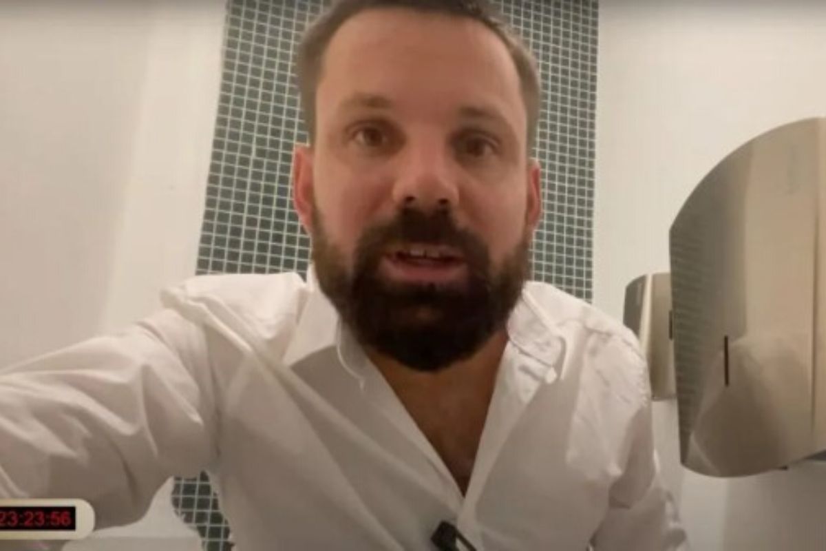 Pour pouvoir assister à la cérémonie du Ballon d’Or, cette star se cache pendant 26 heures dans les toilettes (vidéo)