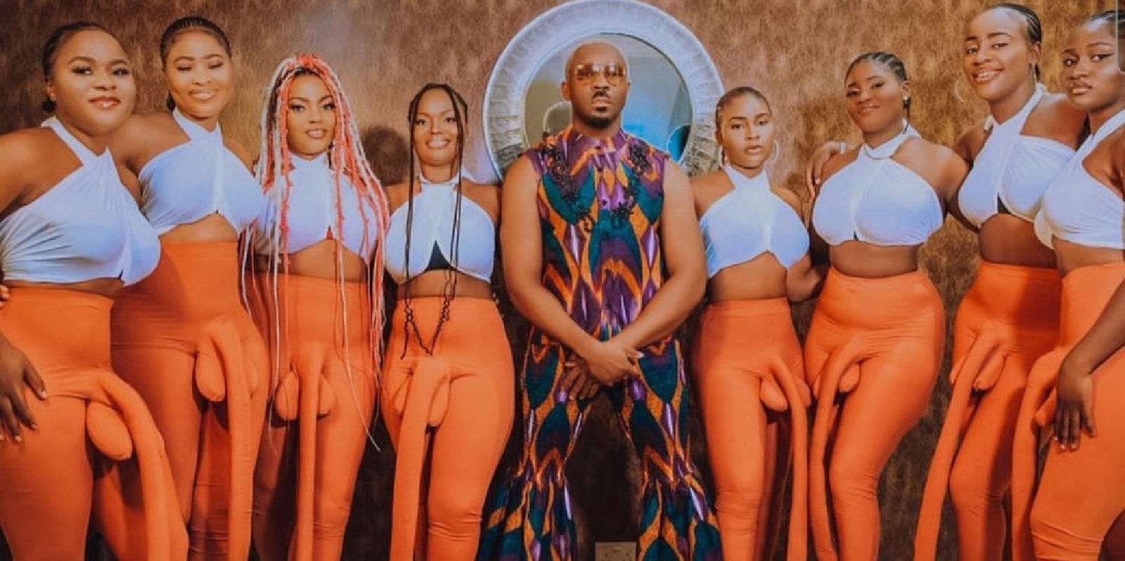 Pretty Mike : la star arrive avec des femmes portant des pantalons à gros péni$ aux funérailles de la mère de Don Jazzy (vidéo)