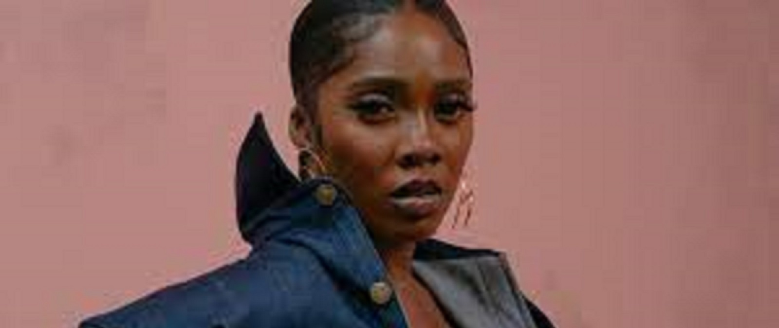 Tiwa Savage : la chanteuse au 1er rang du défilé de printemps d’Alexander Mcqueen (photos)