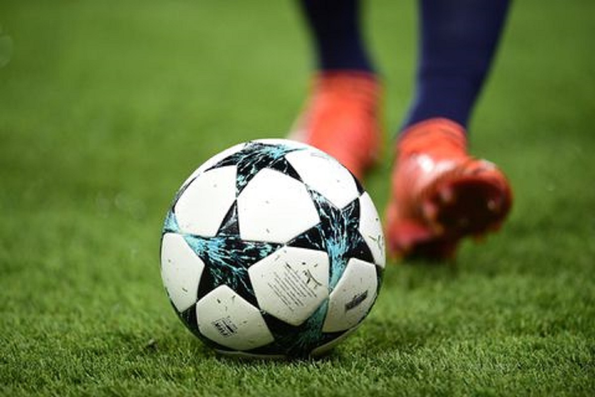 Un footballeur expose son péni$ pendant un match pour tenter de… (photo)