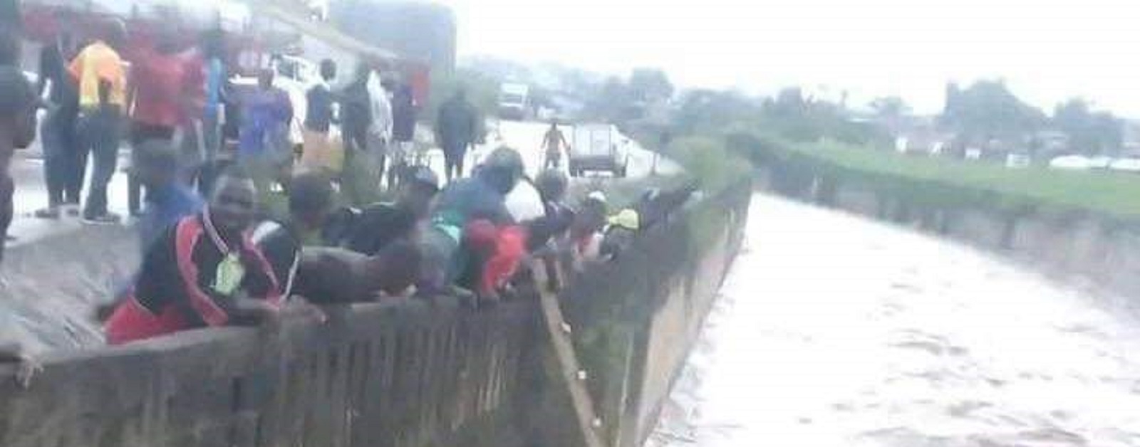 Cameroun : 3 enfants échappent à la noyade grâce à cette astuce de la population (photos)