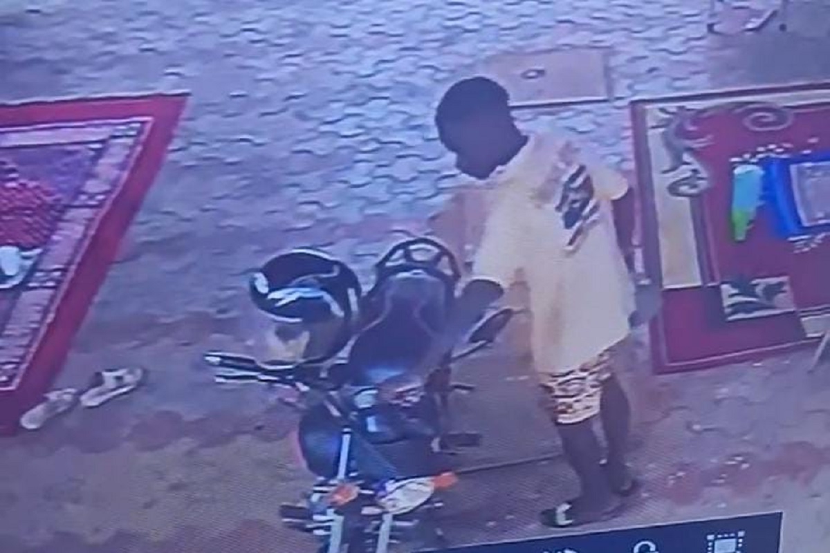 Vol : un adolescent emporte une moto sans savoir qu’il était filmé (vidéo)