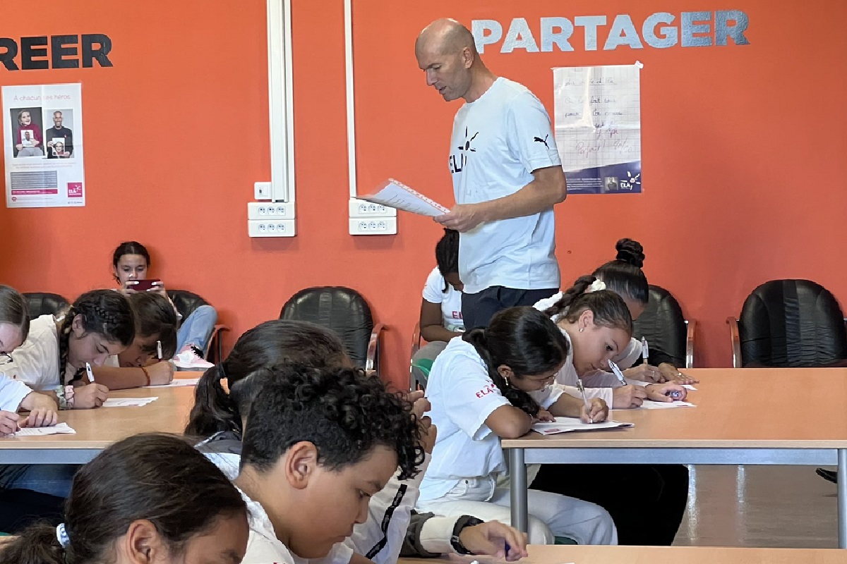 Zinedine Zidane et Soprano se mettent dans la peau d’un prof de français (vidéo)