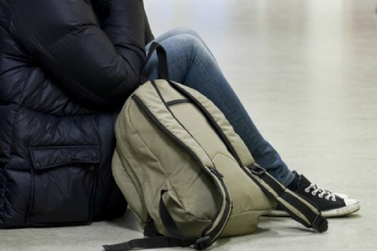 Un directeur d’école inflige une étrange punition à une élève qui bâille