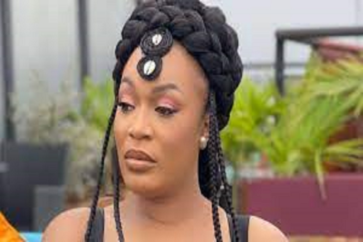 Josey n’en revient pas : la chanteuse envoûtée par la performance d’une danseuse de « Mapouka »