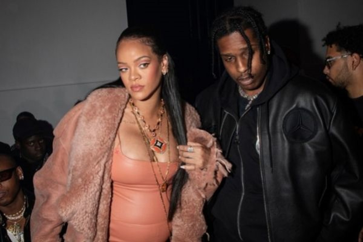 Rihanna : la chanteuse fait grimper les températures en posant dans une mini-robe rouge audacieuse (photos)