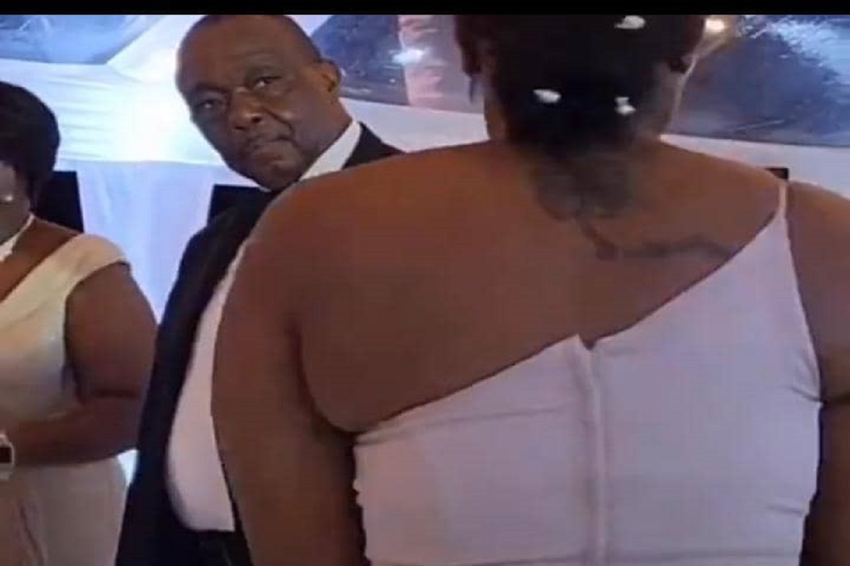 Elle twerke en présence de son père; la réaction de ce dernier amuse la toile (vidéo)