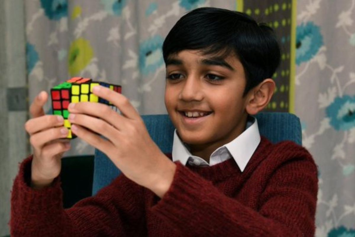 Un garçon de 11 ans surpasse Albert Einstein et Stephen Hawking et obtient le plus haut score de QI possible