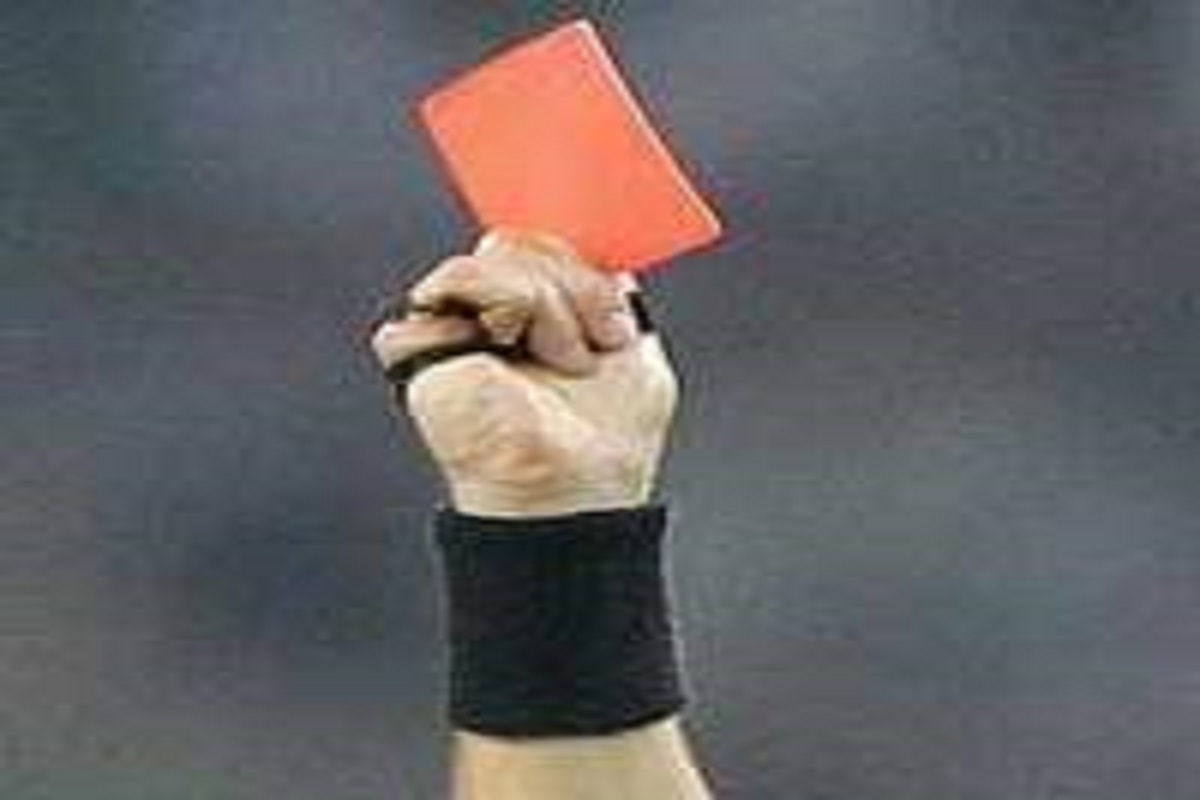 Palmarès : cet arbitre réussit à lui seul à donner des cartons rouges à Messi, Neymar, Suarez, Lewandowski et Piqué