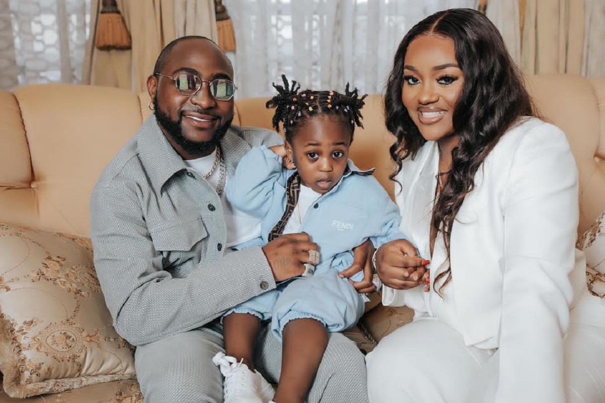 Mort du fils de Davido : une photo de Chioma en compagnie du garçon dans une piscine émeut la toile
