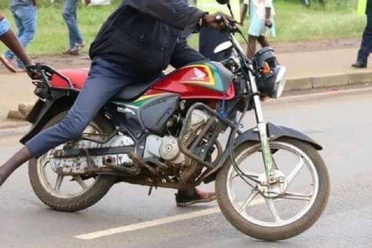 Un policier conduit sans casque ; un citoyen lui retire ses clés et l’oblige à payer une amende (photo)