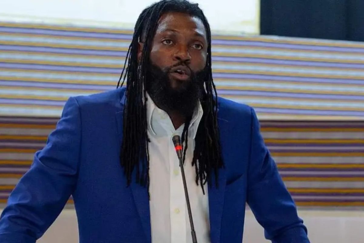 Adebayor : « J’ai signé à… » ; la star répond favorablement à cette sollicitation venue du Brésil (photos)