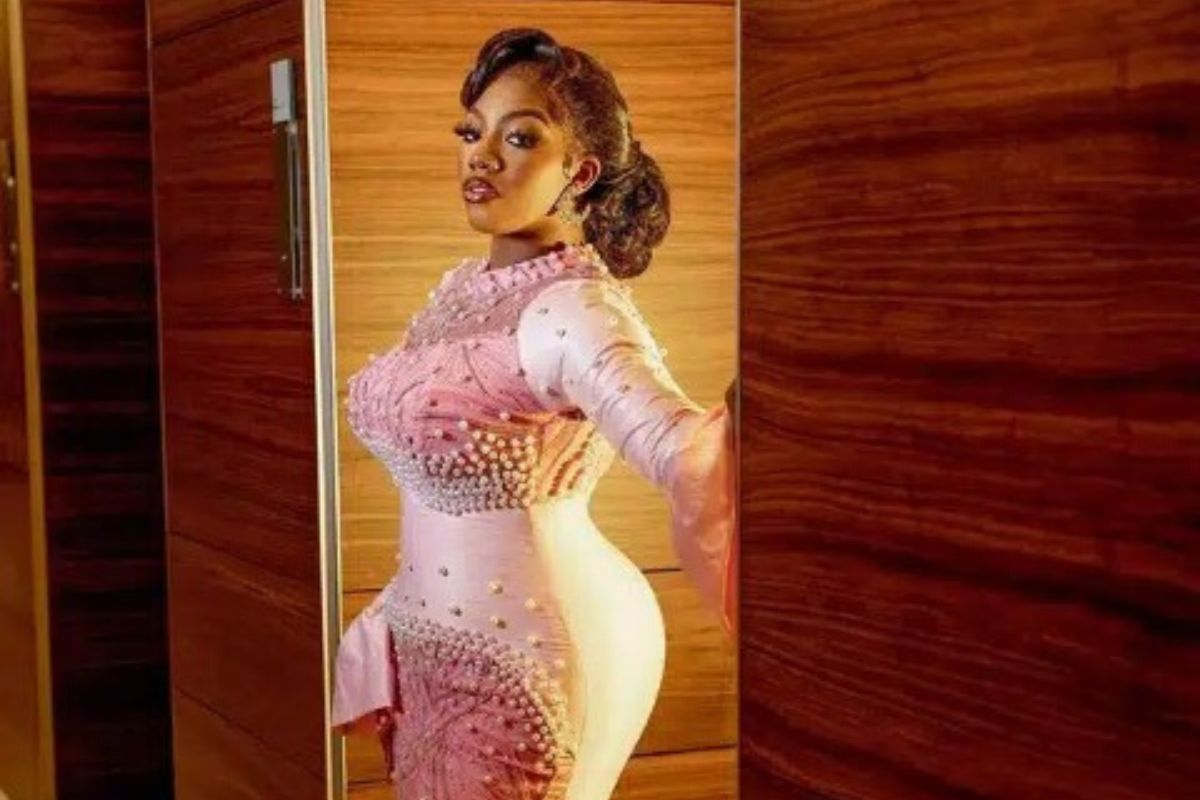 Angel Smith : « Même Dangote ne peut pas oublier une telle somme » ; l’influenceuse provoque ses fans avec des liasses d’argent