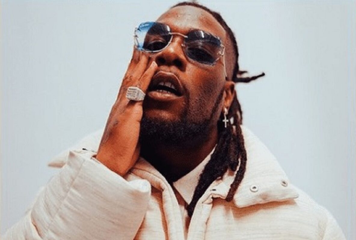 Burna Boy : le chanteur expulse une fan de la scène lors d’un spectacle (vidéo)