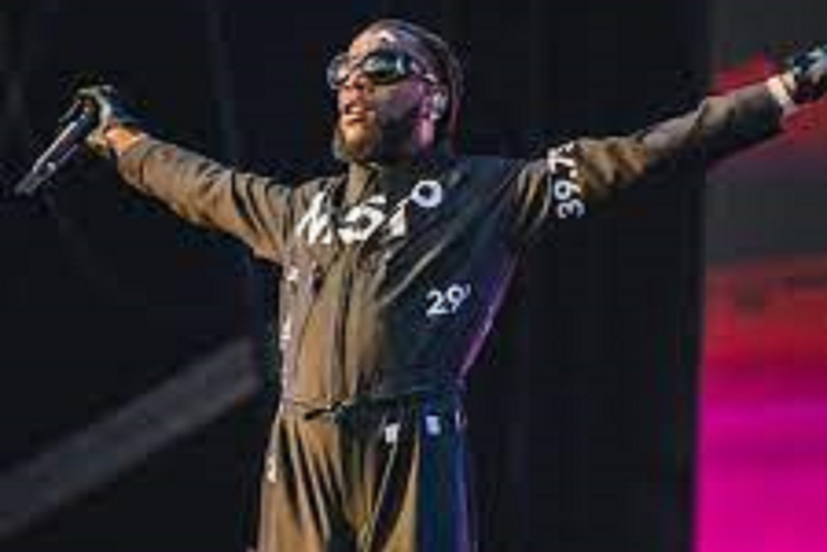 « Il est équipé… » : quand Burna Boy s’invite sur le plateau d’une émission pour une raison assez délirante