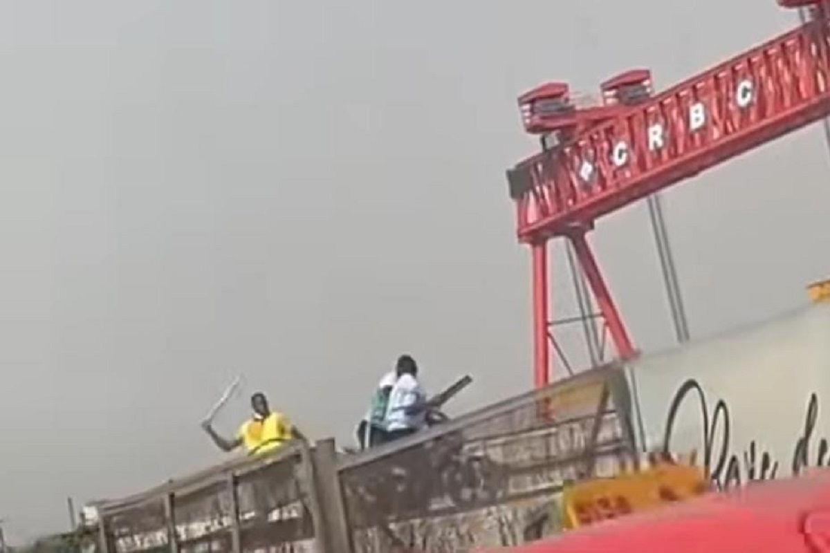 Côte d’Ivoire : il tente de voler une moto en pleine circulation et se fait tabasser par les usagers (vidéo)