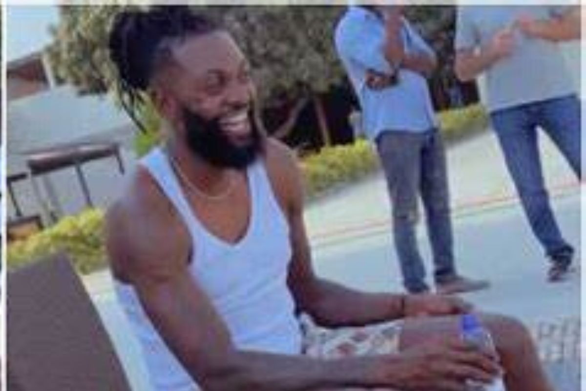 Emmanuel Adebayor : « Gagnez de l’argent avant d’aimer » ; ce chanteur nigérian passe d’agréables moments avec la star togolaise (vidéo)